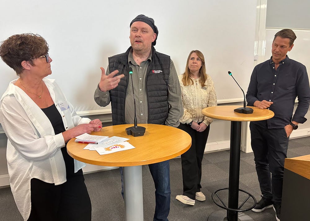 Fyra personer diskuterar i panel