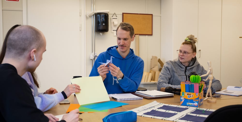 Kursdeltagare som sitter och studerar