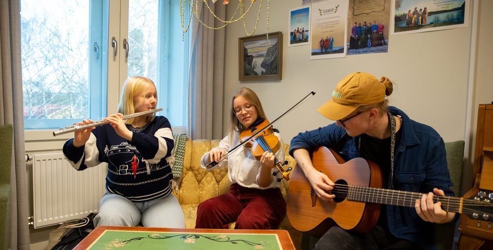 Musikelever som spelar instrument