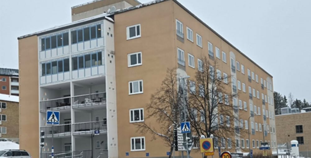 Hus 10 på Hudiksvalls sjukhus i vintermiljö. Bilden är tagen från kortsidan och visar fasaden och balkongerna mot Jakobsbergsvägen. 