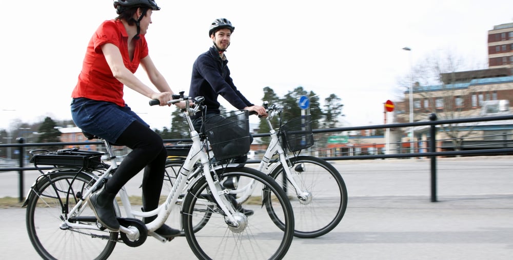 Cecilia Carlqvist och Love Johansson cyklar på elcyklar.