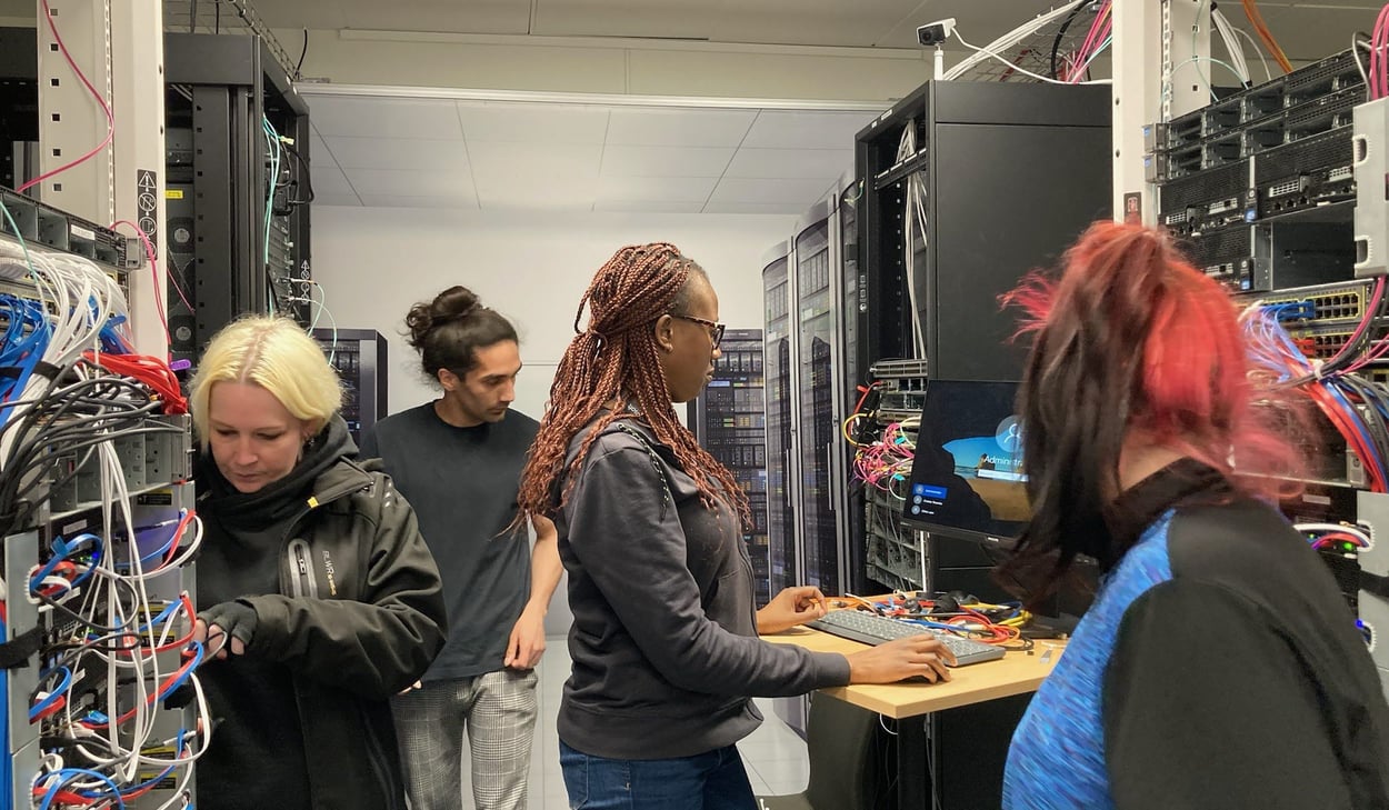 Servertekniker i ett serverrum