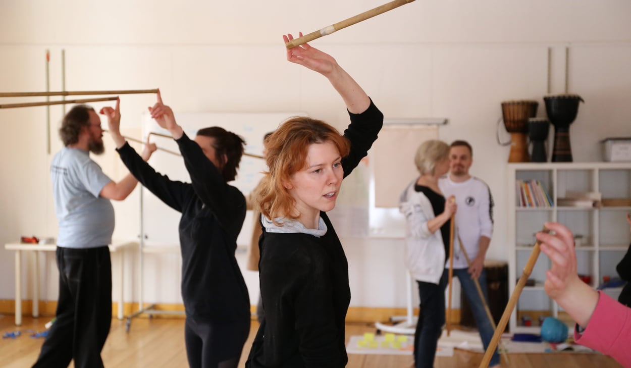 Kursdeltagare utför dramaövningar
