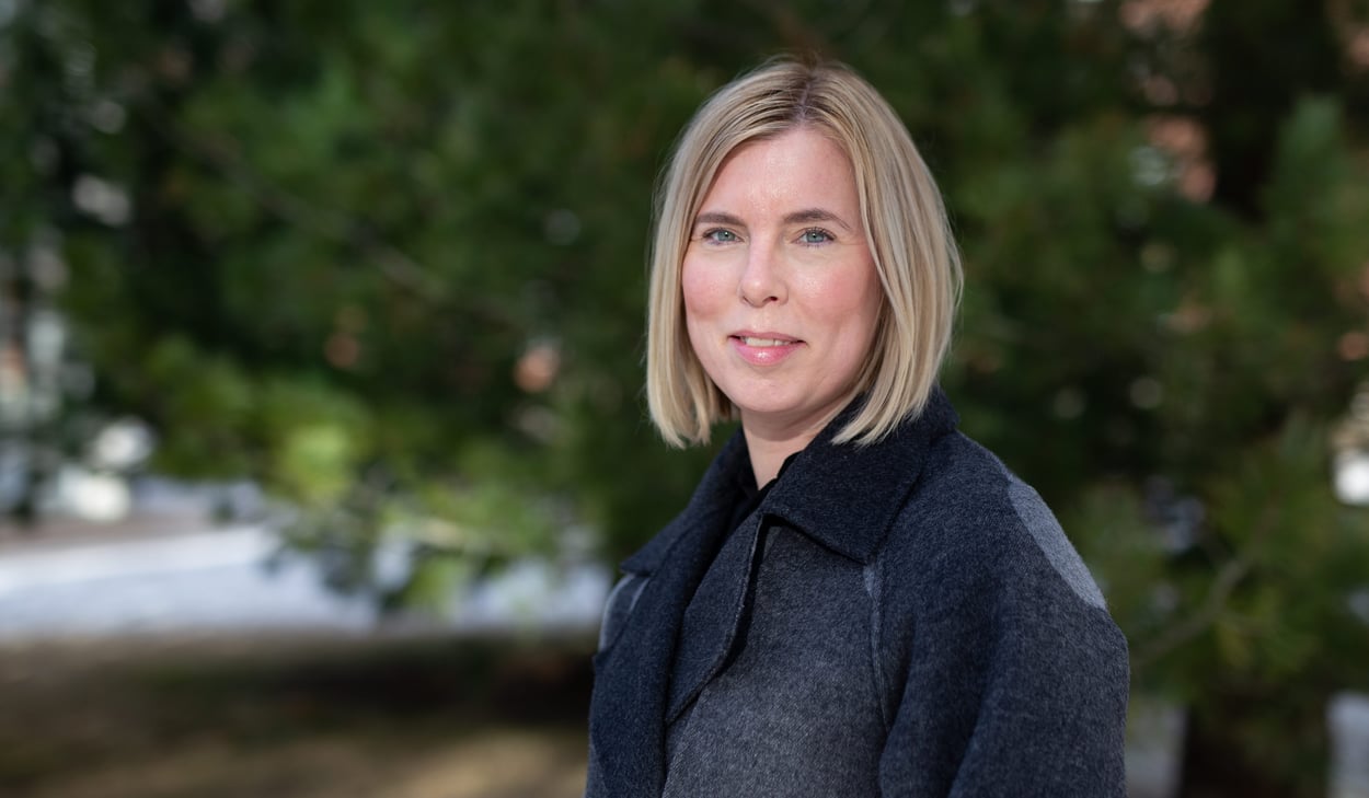 Porträttbild på Hanna Krantz med grönt träd i bakgrunden