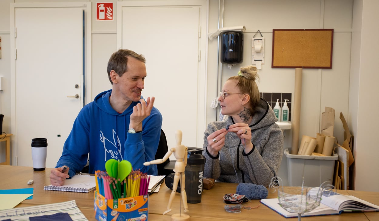 Kursdeltagare som sitter och studerar