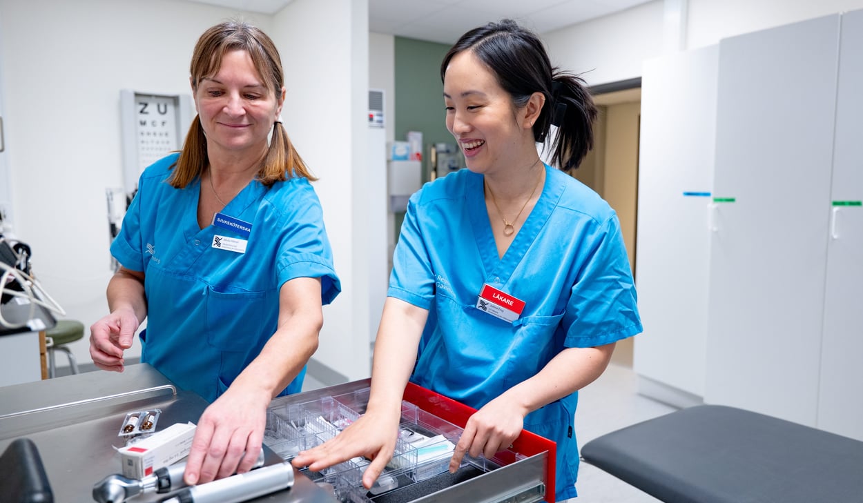 Två vårdmedarbetare förbereder provtagningsutrustning