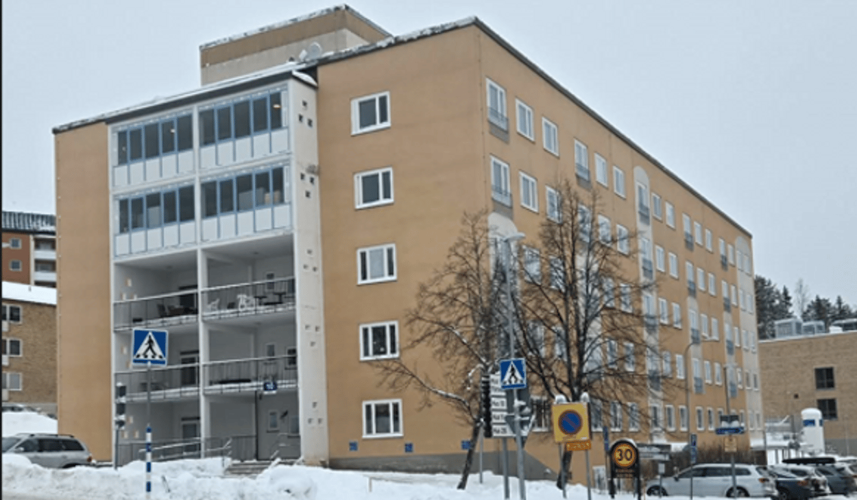 Hus 10 på Hudiksvalls sjukhus i vintermiljö. Bilden är tagen från kortsidan och visar fasaden och balkongerna mot Jakobsbergsvägen. 