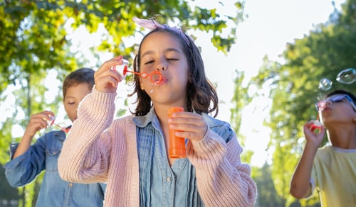 Barn som blåser såpbubblor