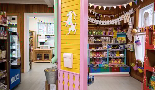 En butik fylld med massor av färgglada föremål.