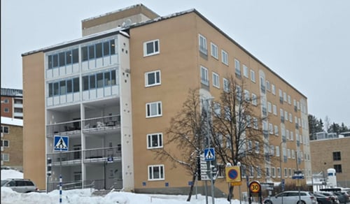 Hus 10 på Hudiksvalls sjukhus i vintermiljö. Bilden är tagen från kortsidan och visar fasaden och balkongerna mot Jakobsbergsvägen. 