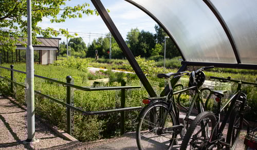 Cyklar som står parkerade vid tågstation