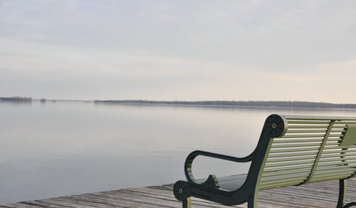 Bänk på brygga vid hav