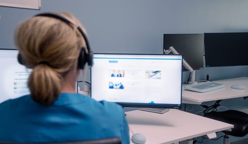 sjuksköterska vid dator,