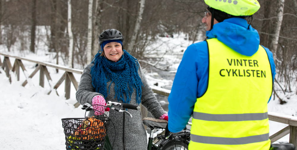 Vintercyklister står vid sina cyklar. 