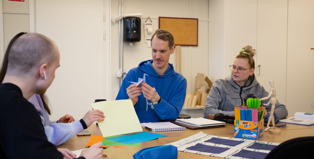 Kursdeltagare som sitter och studerar