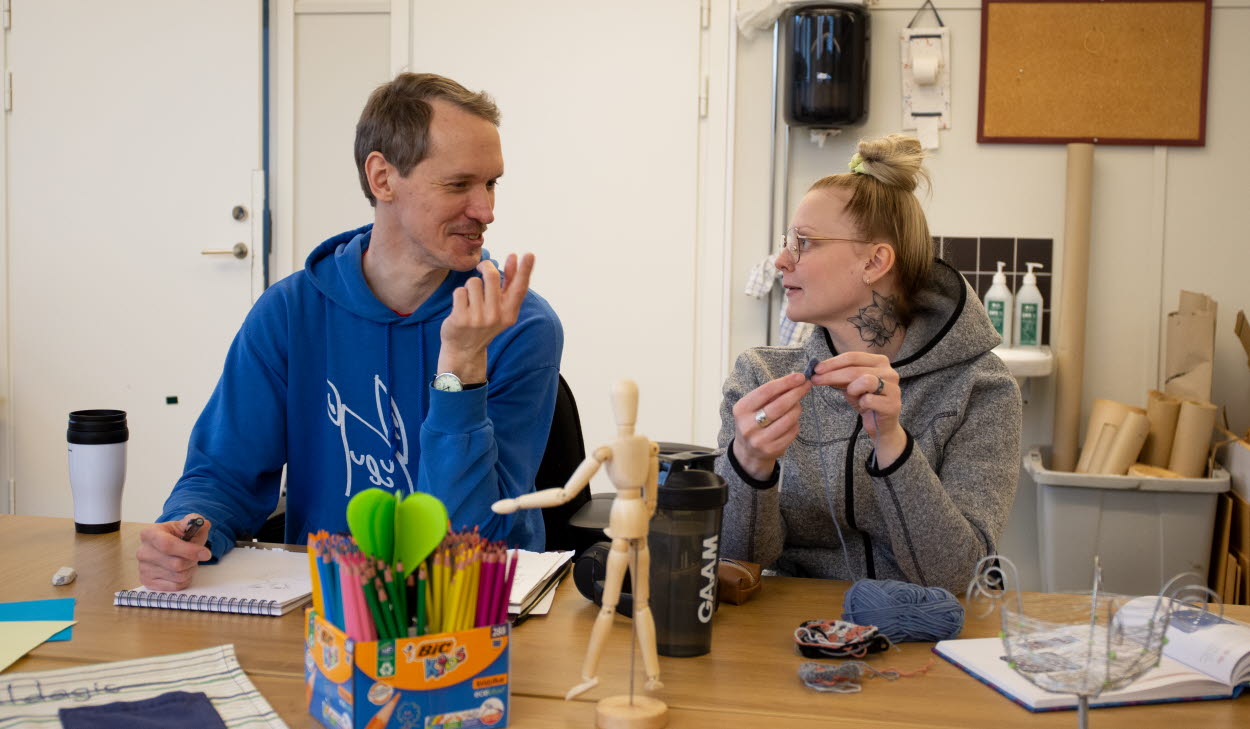 Kursdeltagare som sitter och studerar