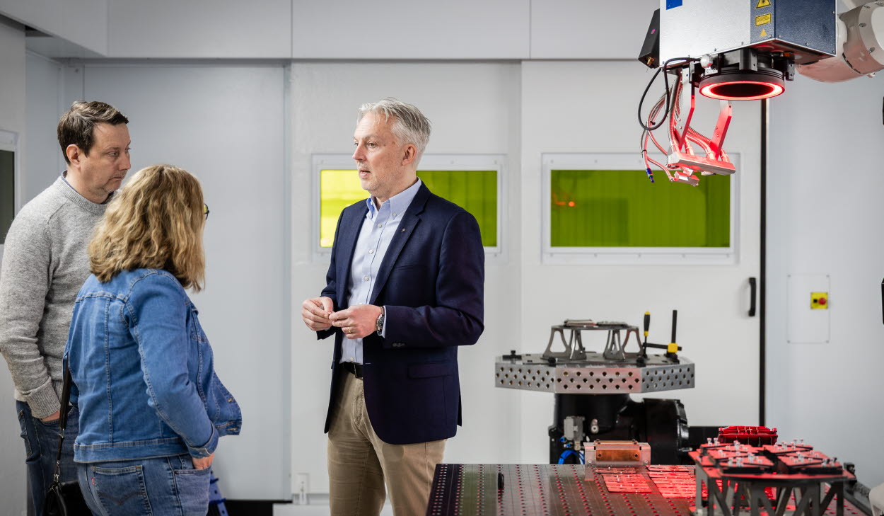 Niclas Cronsell och Cecilia Hedlöf från regional utveckling tillsammans med NITIU:s vd Patrik Eriksson under invigningen av labbet i Sandviken.