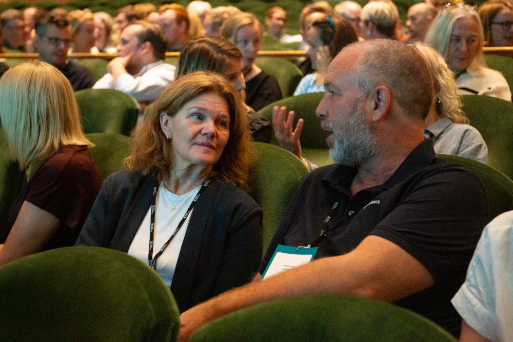 Två personer i samtal.