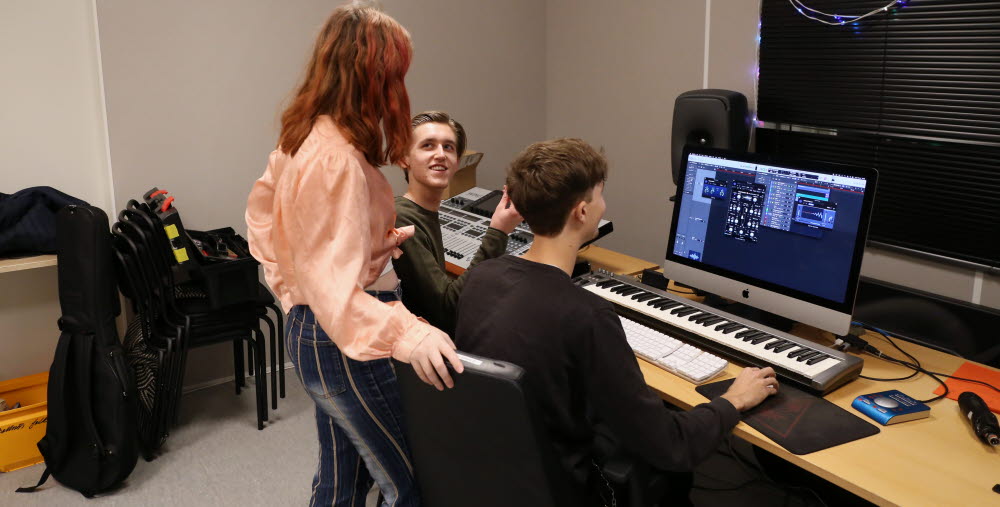 Musikelever som spelar instrument