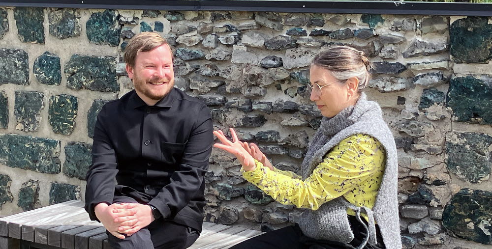 Erik Anderman och Josefine "Joffe" Rydberg sitter på en bänk