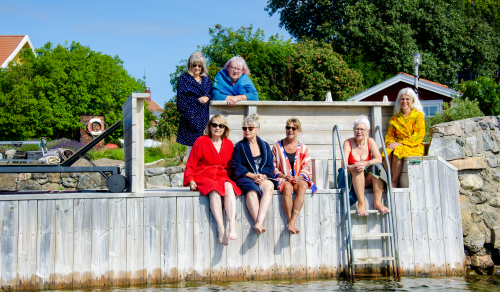 Gänget på Utvalnäs vävstuga sitter i skärgården vid vattnet.