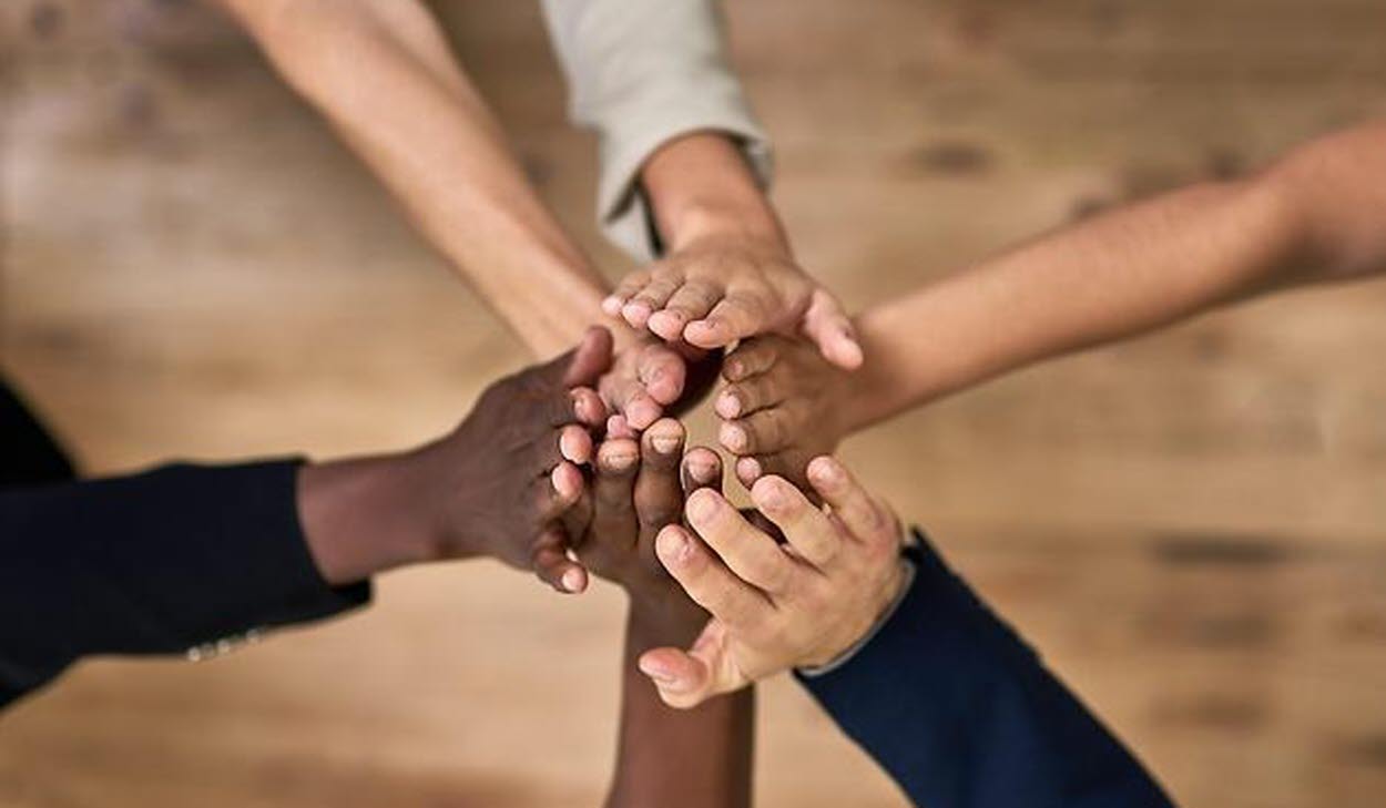 Händer på utsträckta armar som möts i mitten