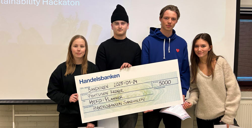 Fyra gymnasieelever tar emot en prischeck.  