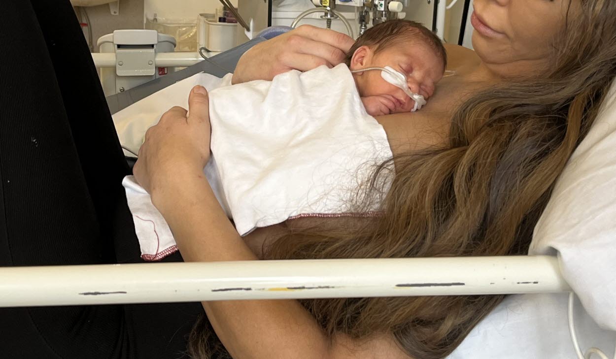 Bebis ligger hud mot hud på modern.