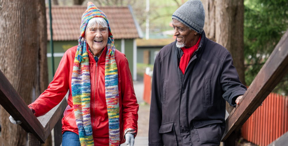 Kvinna och man på promenad