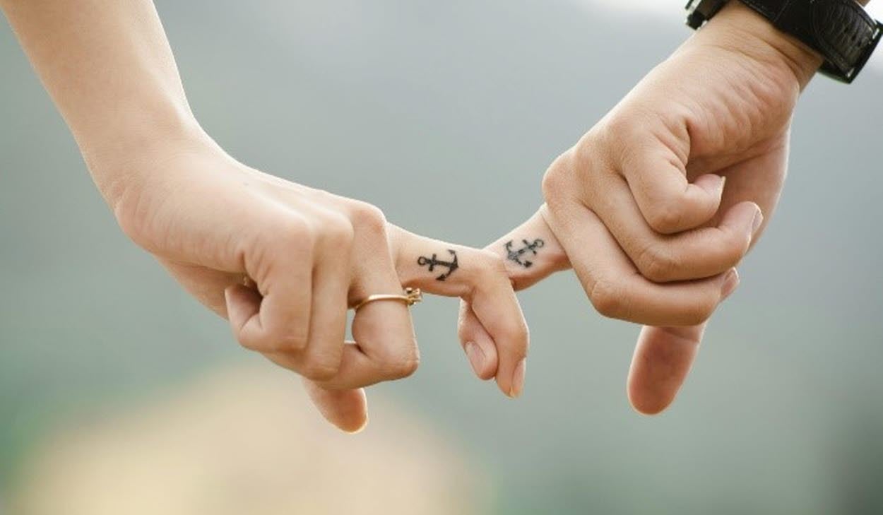 Händer som håller i varandra