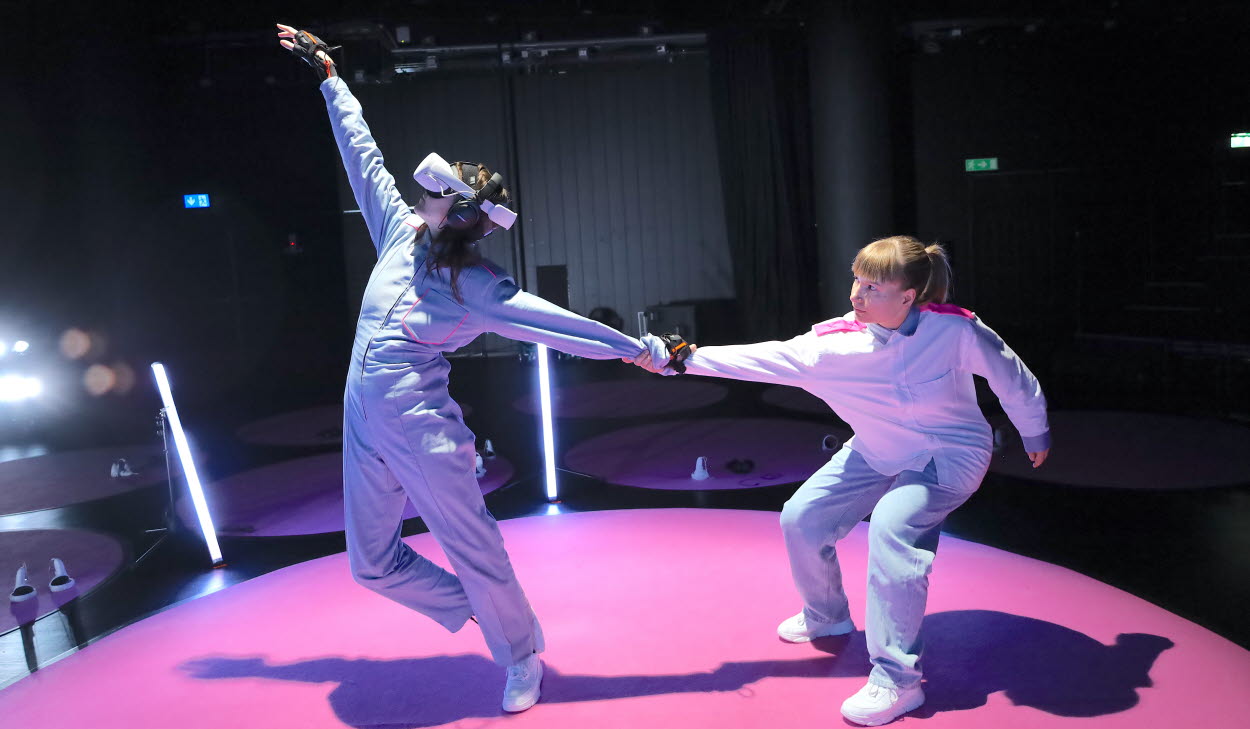 Två personer dansar på en scen