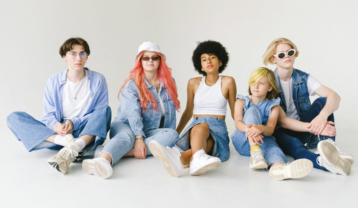 4 ungdomar sitter på rad