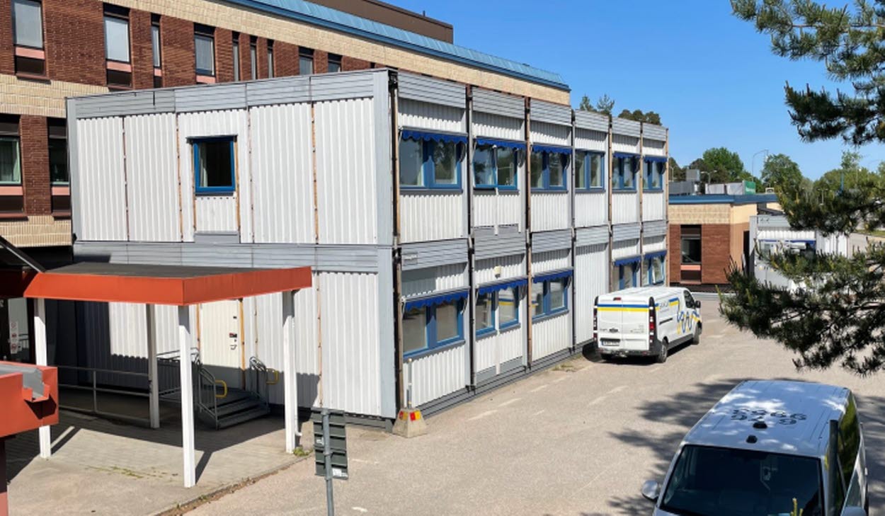 Bilden visar de moduler som har använts av akutmottagningens administration. De forslas bort i juni 2025 för att markarbeten ska börja inför byggnationen av hus 63. 
