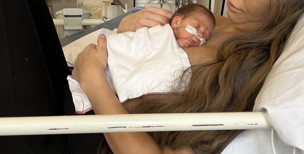 Bebis ligger hud mot hud på modern.