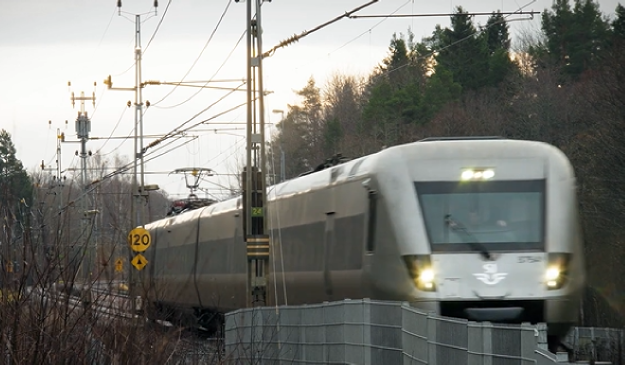 Skärmbild på tåg i en höstlig miljö