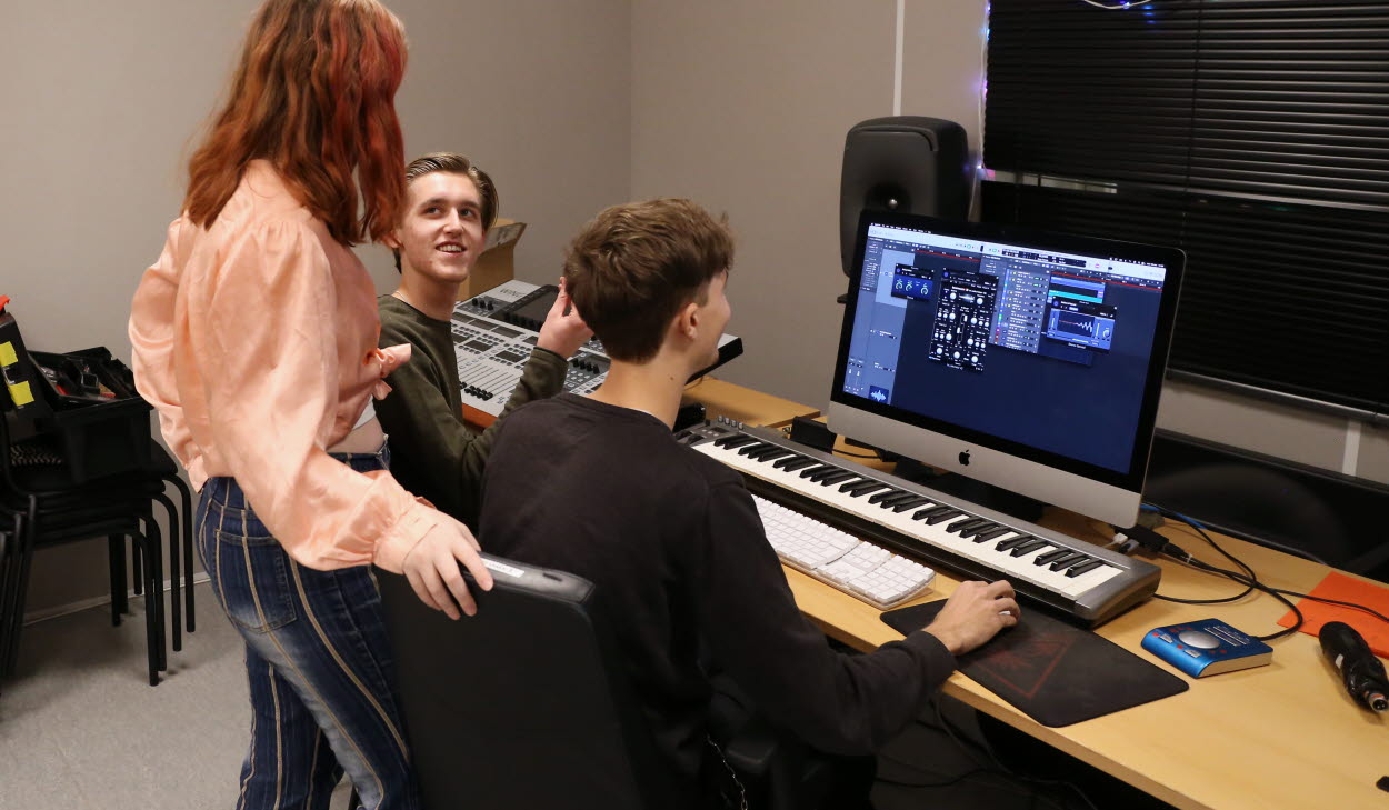 Musikelever som spelar instrument