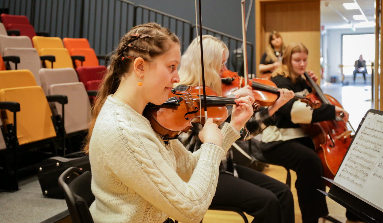 Musikelever som spelar instrument
