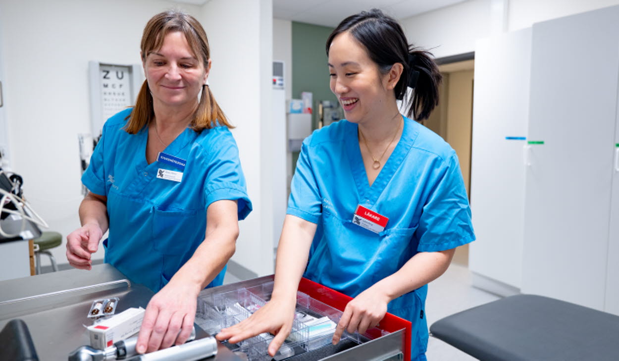 Två vårdmedarbetare förbereder provtagningsutrustning