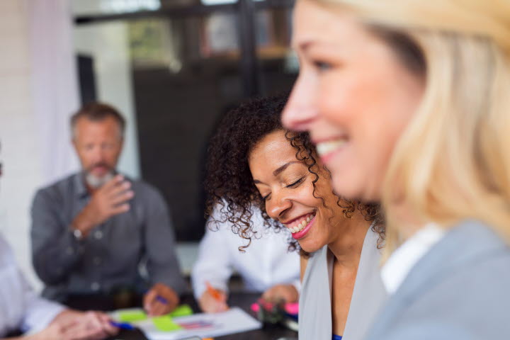 Vuxna personer i mötesrum.