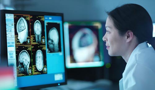 Vårdpersonal vid bildskärm.