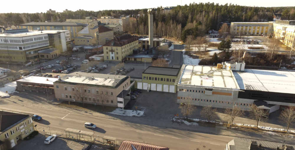 Bilden är ett fotomontage av hur det nya logistikcentret kommer att se ut på Hudiksvalls sjukhus, taget från Kungsgatan. I bakgrunden ses större delen av sjukhusområdet. 