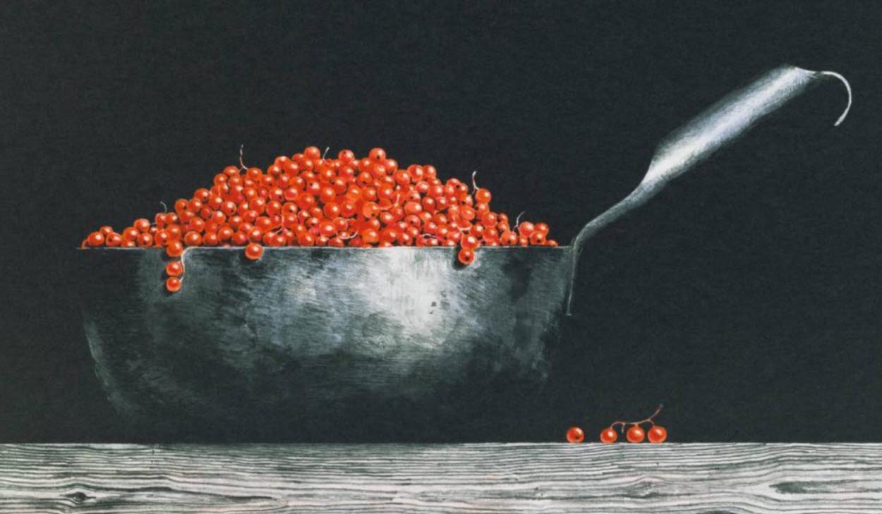 Konsterk Vinbär av Philip von Schantz, en svart panna fylld med vinbär stående på en träbänk med fyra vinbär liggandes utanför pannan, svart bakgrund